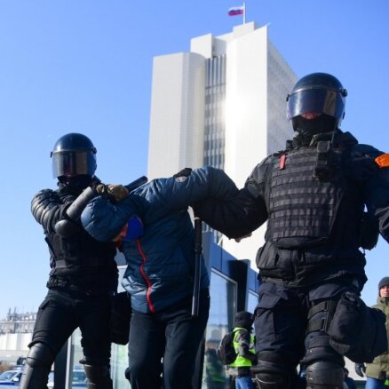 ФОТО, ВИДЕО: В России на антивоенных акциях задержаны сотни людей