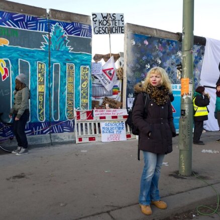 Protestu dēļ aptur Berlīnes mūra posma nojaukšanu