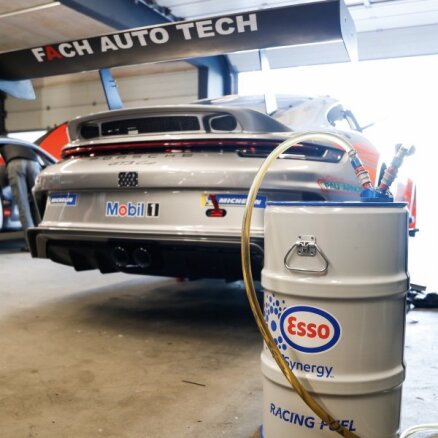 'Porsche' stiprina apņemšanos ražot sintētisko degvielu