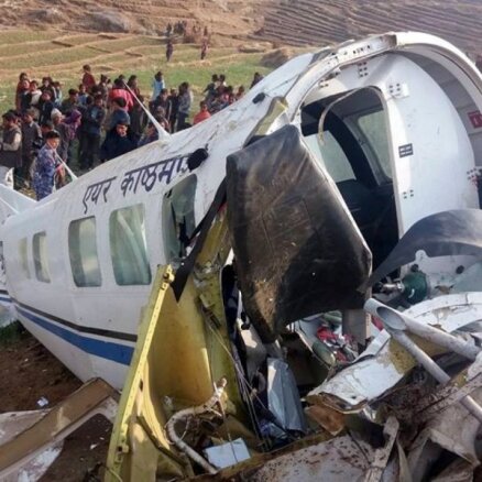 Foto: Nepālā lidmašīnas avārijā iet bojā piloti, deviņi pasažieri izdzīvo