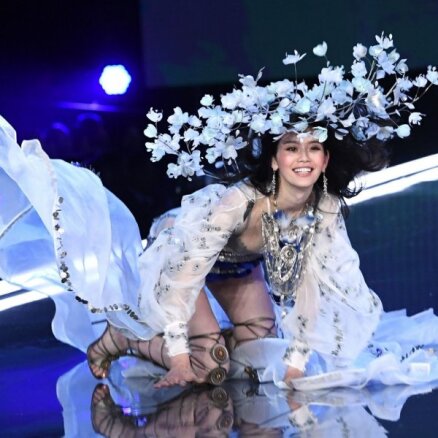Modele 'Victoria's Secret' šovā piedzīvo pašu ļaunāko misēkli