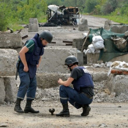 Uz kaujinieku izliktām mīnām uzsprāgst ukraiņu bruņutehnika