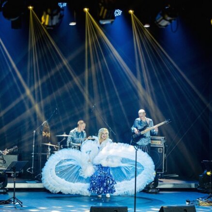 Foto: Ar krāšņiem koncertiem Olga Rajecka atklāj jubilejas koncerttūri