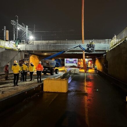 ФОТО, ВИДЕО: в рамках проекта Rail Baltica на улице Лачплеша укладывают первую балку