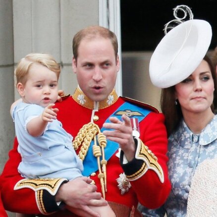 Foto: Princis Džordžs atstāj ēnā britu karaļnama jubileju
