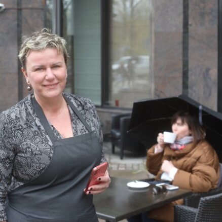 Foto: Cilvēki Rīgā izmanto iespēju pusdienot āra terasēs