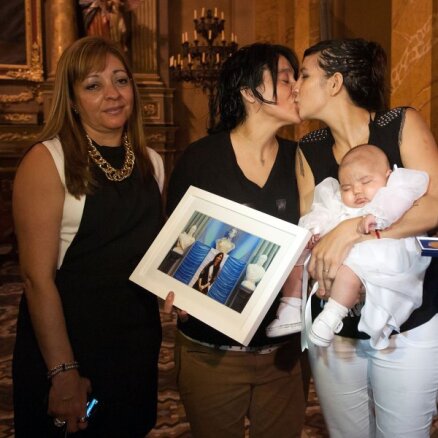 Президент Аргентины стала крестной ребенка гей-пары