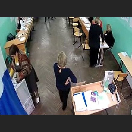 Video izlase: Kā Krievijas vēlēšanu urnās met viltus biļetenus