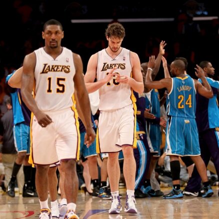 'Lakers ' un 'Spurs' piedzīvo pārsteidzošus zaudējumus NBA 'play off' pirmajās spēlēs