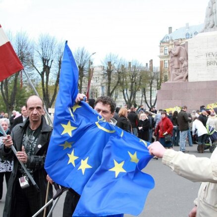 Противники евро требуют начать сбор подписей за роспуск Сейма