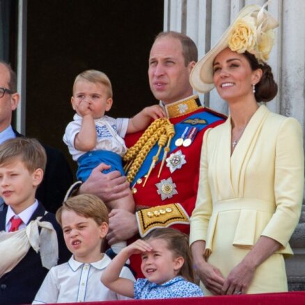 Mazais britu princis Luiss māsiņai un brālītim nozog visu uzmanību