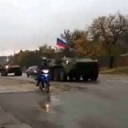 Video: Krievijas bruņutransportieru kolonna Krimā dodas Ukrainas virzienā