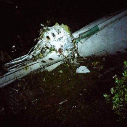 Опубликованы первые фото с места крушения самолета в Колумбии
