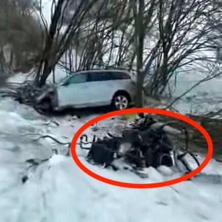 Video: Latgalē BMW ietriecies kokā tā, ka no virsbūves izlidojis motors