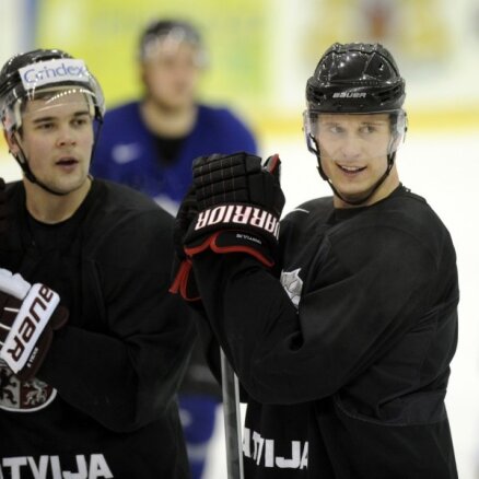 Latvijas hokejisti gatavošanos Sočiem sāk bez pamatvārtsargiem un galvenā trenera