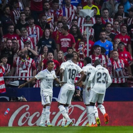 'Real' uzvar nokaitētā Madrides derbijā un turpina perfekto sezonu