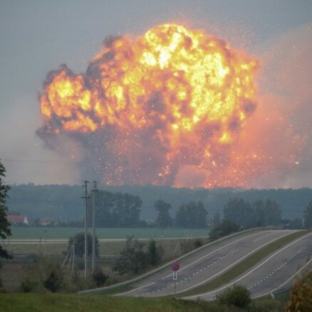 Foto: Ukrainā izcēlies ugunsgrēks munīcijas noliktavā