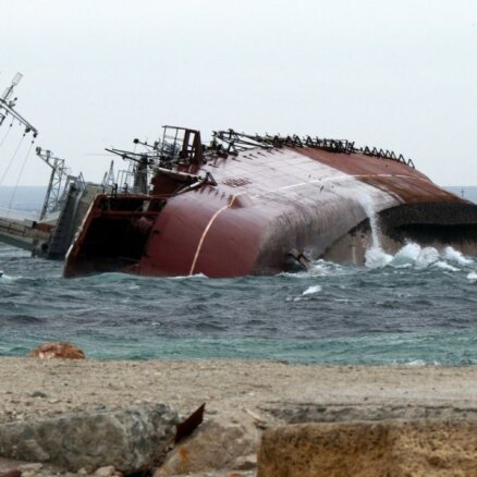 Krievijas karaspēks nogremdē vēl vienu kuģi un pilnībā bloķē Ukrainas floti Donuzlavā