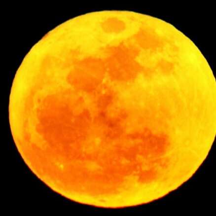Луна  зависла над Землей в "суперпозиции"