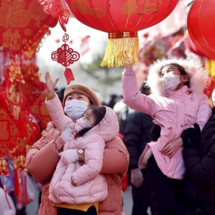 'Iemīlēties, apprecēties, radīt bērnus'; Ķīna domā kā veicināt dzimstību