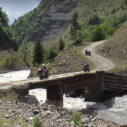 Ceļā uz brīvību Gruzijā: kā trīs ceļotāji ar motocikliem aizbrauca līdz skaistajai zemei