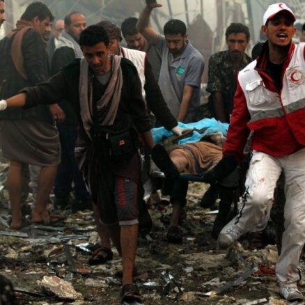 Gaisa triecienos bēru namam Jemenā gājuši bojā un ievainoti desmitiem cilvēku
