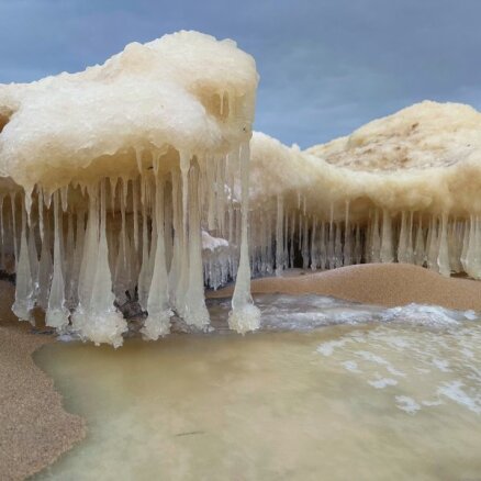 Foto: Dabas veidotas ledus skulptūras Carnikavā
