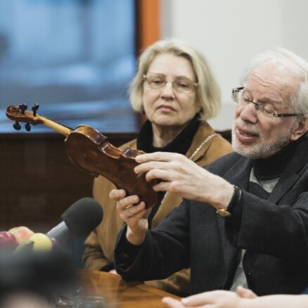 Foto: Pasaulslavenais Gidons Krēmers Rakstniecības muzejam uzdāvina unikālu vijoli
