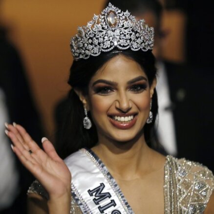 Skaistumkonkursā 'Miss Universe' triumfē 21 gadu veca indiete