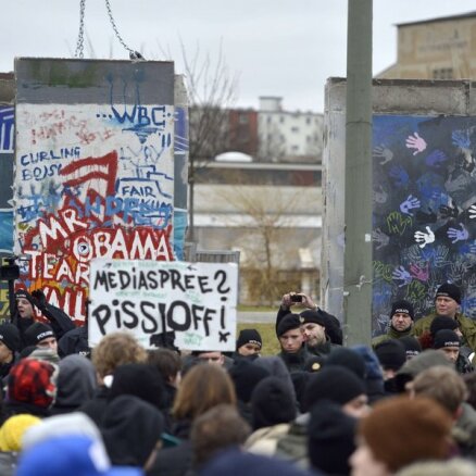 Protestētāji neļauj nojaukt Berlīnes mūra posmu