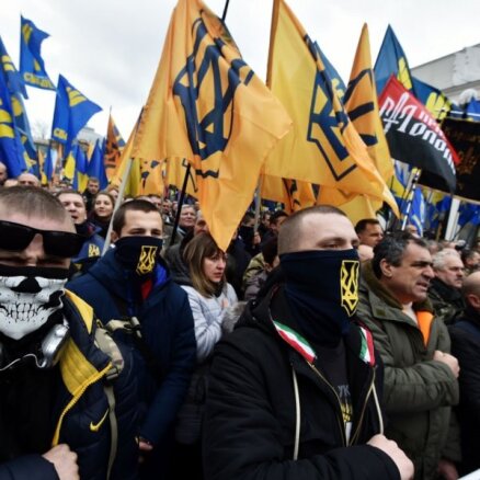 Тысячи человек вышли на марш националистов в центре Киева