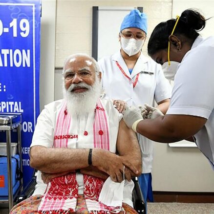 Covid-19: Indijā vakcinācija uzņem apgriezienus, potējas pats Modi