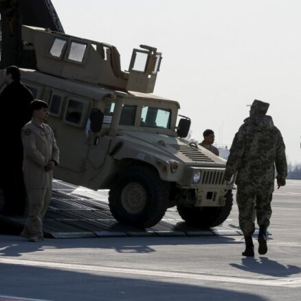 Ukraina no ASV saņēmusi 100 militāros automobiļus 'Humvee'