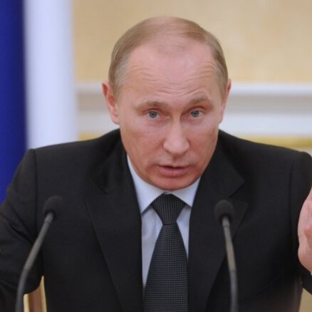 Putins pārmet ASV protestu uzkūdīšanu; Sanktpēterburgā desmit aizturētie