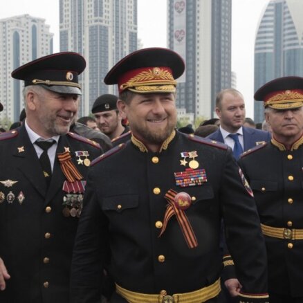 Pēc nepilngadīgās kāzām Kadirovs aicina vīrus aizliegt sievietēm lietot 'WhatsApp'