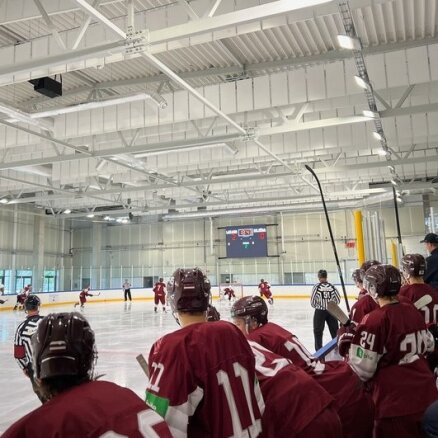 Latvijas U-20 hokejisti pārbaudes spēlē samet 11 golus