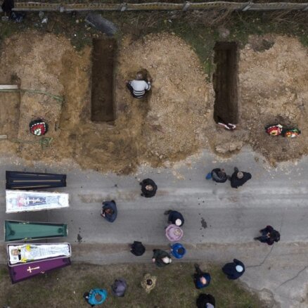 Morgos Kijivas apkārtnē vairāk nekā 1000 civiliedzīvotāju līķu; Mariupolē atrasti masu kapi