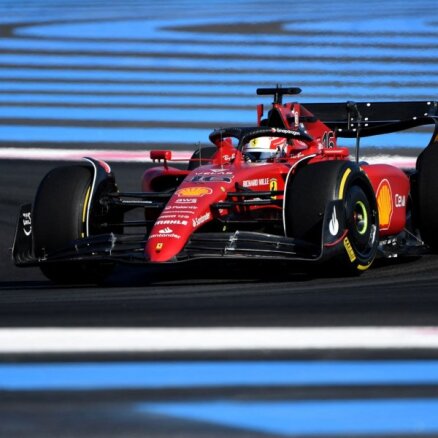 'Ferrari' piloti ātrākie pirmajos treniņos Francijā
