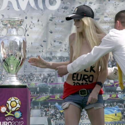 Активистка Femen помяла кубок Евро-2012