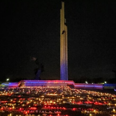 Полиция перекрыла доступ к Памятнику освободителям в Риге, ночью там было спокойно