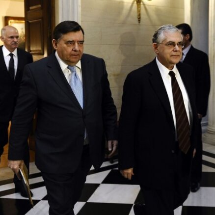 Grieķijas valdība solās drakoniski 'cirpt' valsts budžeta izdevumus; partijas vēl pārdomās