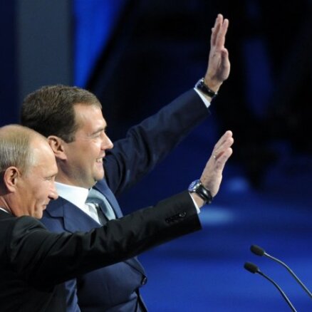 Путин и Медведев лично собрали в закрома "Родины" по шесть тонн кукурузы