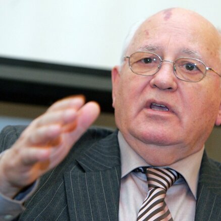 Горбачев : партия и фронт Путина тянут Россию назад