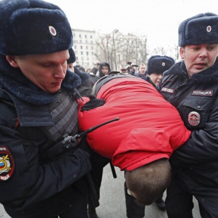 Krievijā notikuši protesti pret cilvēktiesību aktīvistes aizturēšanu