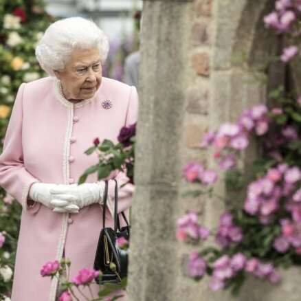 Karaliene Elizabete II akceptē likumprojektu bezvienošanās 'Brexit' novēršanai