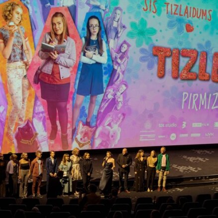 Kinoteātros nonāk pašmāju jauniešu komēdija 'Tizlenes'