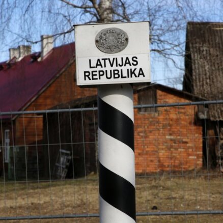 За месяц в Латвию приехало 40 тысяч человек, которым нужно самоизолироваться. Кто и как их контролирует?