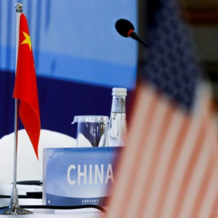 ASV meklē sabiedroto atbalstu iespējamai sankciju piemērošanai Ķīnai