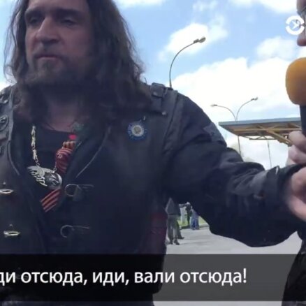 Video: Ķirurgs atgrūž žurnālistu, kurš uzdod nepatīkamu jautājumu par PSRS