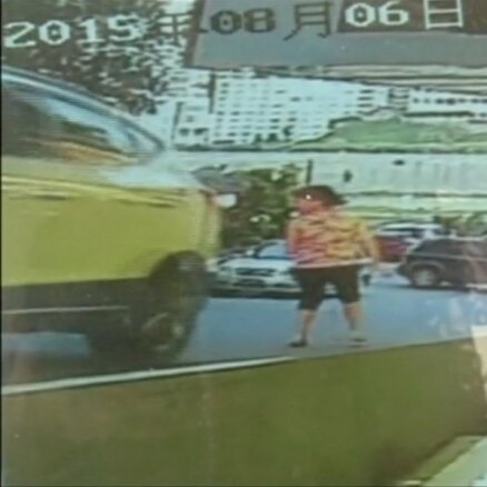 Video: Ķīnā vīrietis sajauc automašīnas pedāļus un notriec sievieti